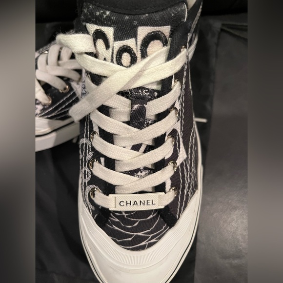PRICE DROP!Pre loved Chanel black and white graffiti, logo lowtop sneakers, (39) - Picture 4 of 12